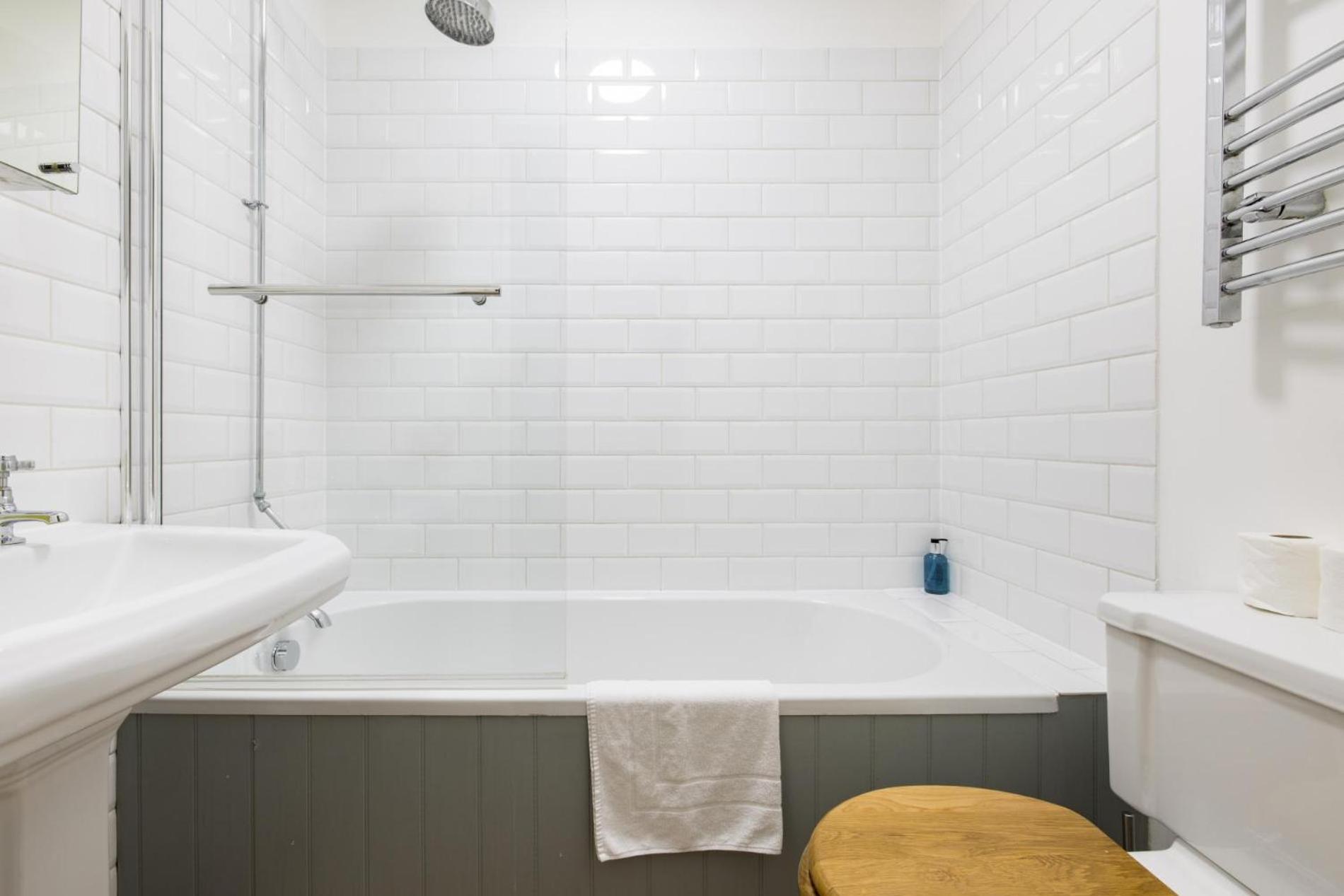 Olympia's Torch 1 Bedroom In Kensington Apartment London